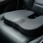 Coussin bicolore découpé pour soulager le coccyx