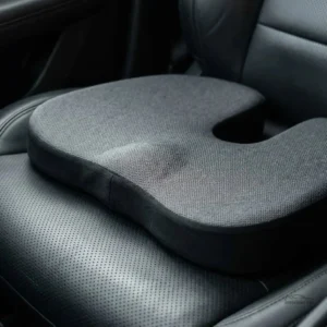 Coussin bicolore découpé pour soulager le coccyx