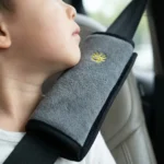 Coussin ceinture gris pour confort enfant en voiture