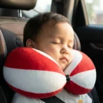 Coussin rouge pour confort cervical en voiture enfant