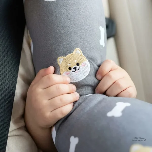 Coussin voiture enfant motif chien