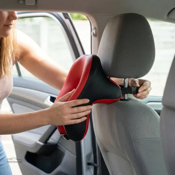 Coussin bicolore pour voiture offrant un bon maintien de la tête