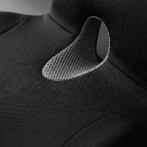 Coussin noir pour soulager les douleurs sciatiques en voiture