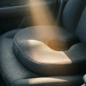 Coussin confort voiture gris pour soulagement des hémorroïdes