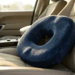 Coussin circulaire bleu pour soulagement des hémorroïdes en voiture
