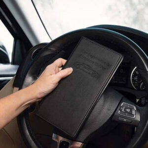 Pochette pratique pour carte grise, design compact