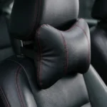 Oreiller auto en cuir noir, design élégant avec coutures rouges