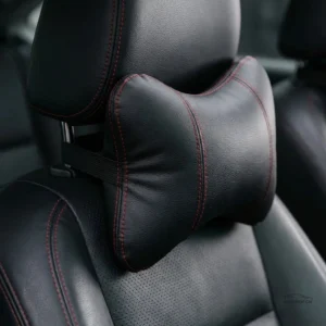 Oreiller auto en cuir noir, design élégant avec coutures rouges