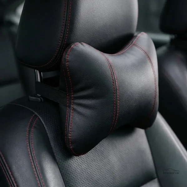 Oreiller auto en cuir noir, design élégant avec coutures rouges