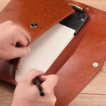Pochette carte grise marron en simili cuir élégant