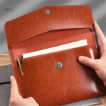 Pochette pour carte grise en marron, style moderne