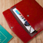 Pochette carte grise rouge, pratique et élégante