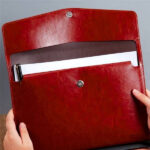 Étui à documents automobile, design rouge moderne