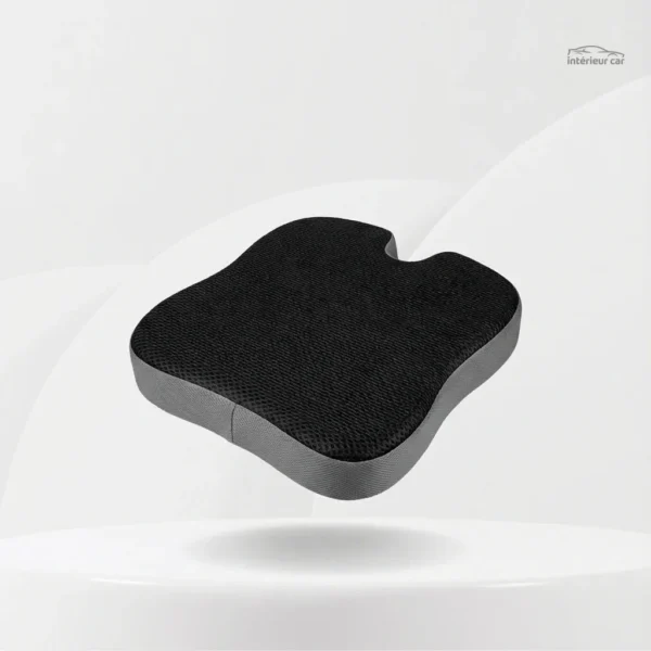 Sur siège voiture en cuir, accessoire mémoire de forme élégant