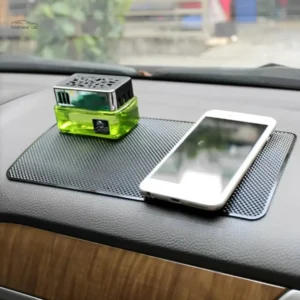 Accessoire auto : GripMat™ pour maintenir objets sur tableau de bord