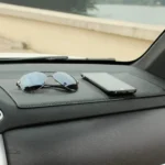 Tapis tableau de bord GripMat™ pour sécuriser vos affaires