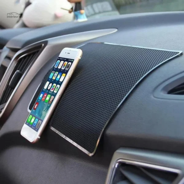 GripMat™ : solution antidérapante pour voiture et tableau de bord
